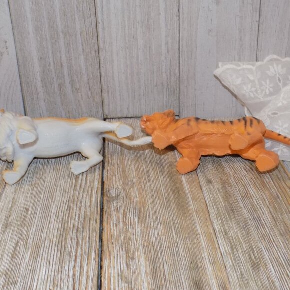 Lion and Tiger Plastic Toys, Preschooler Toys,  Cake Topper - Picture 8 of 9
